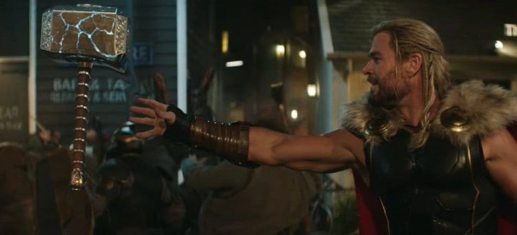 Chris Hemsworth aparece pelado em trailer oficial de “Thor